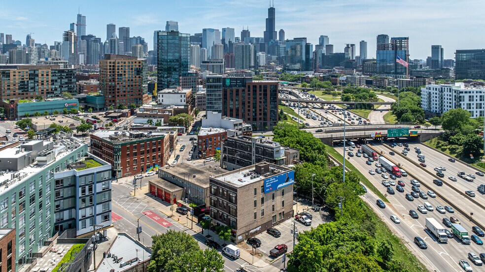 1135 W Chicago Ave, Chicago, IL à louer - Photo du bâtiment - Image 3 de 4