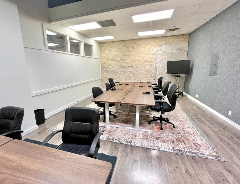 915-921 Mainstreet, Hopkins, MN for lease - Interior Photo - Image 2 of 11