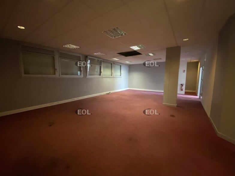 Flex in Épinay-sur-Orge for lease - Interior Photo - Image 3 of 3