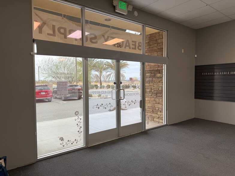 901 Crossley Rd, Palm Springs, CA for lease - Building Photo - Image 2 of 16