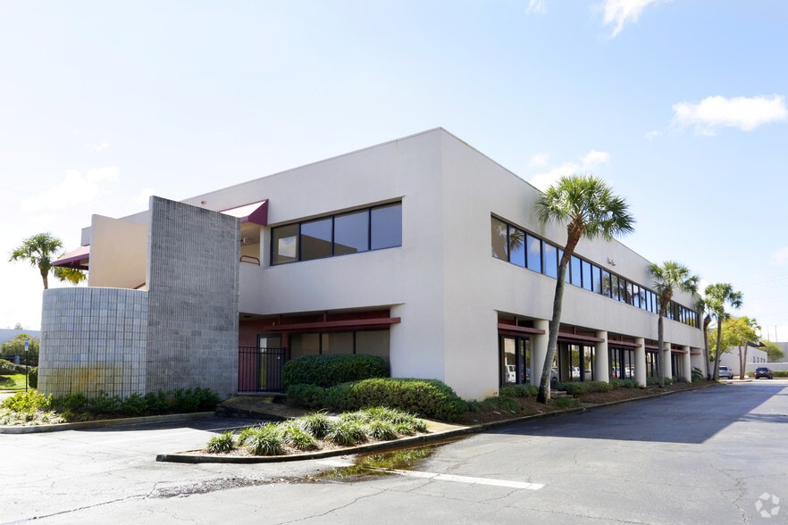 4520 Oak Fair Blvd, Tampa, FL for lease - Building Photo - Image 2 of 9