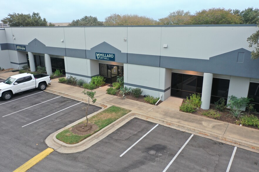 3709 Promontory Point Dr, Austin, TX for lease - Building Photo - Image 2 of 6