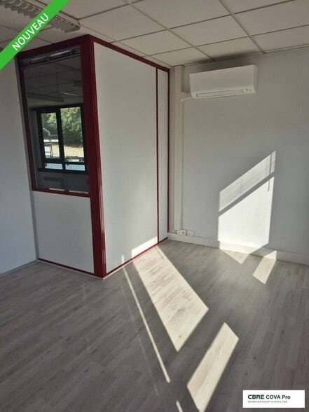 Office in École-Valentin for lease - Interior Photo - Image 3 of 15