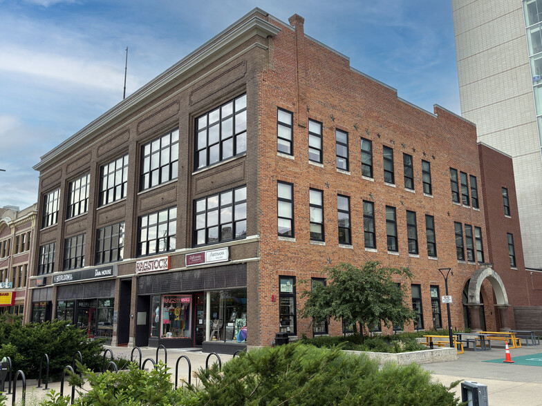 207-215 E Washington St, Iowa City, IA for lease - Primary Photo - Image 1 of 1