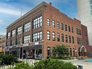 Plus de détails pour 209 E Washington St, Iowa City, IA - Bureau à louer