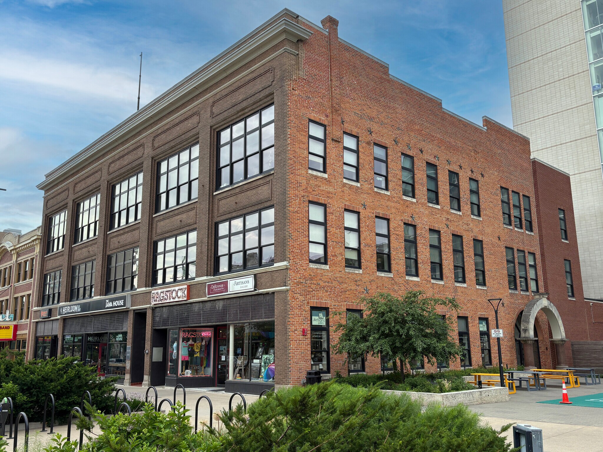 207-215 E Washington St, Iowa City, IA for lease Primary Photo- Image 1 of 2