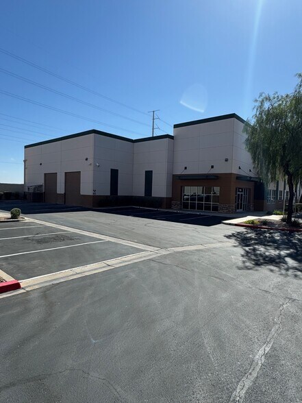 1196 Wigwam Pky, Henderson, NV à vendre - Photo du bâtiment - Image 2 de 8