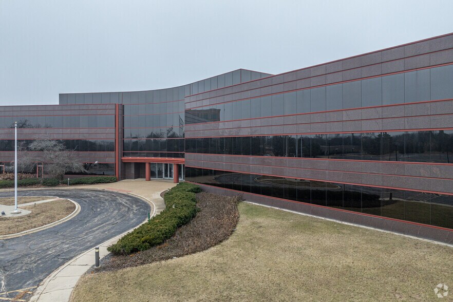 2400 Cabot Dr, Lisle, IL à louer - Photo du bâtiment - Image 2 de 4