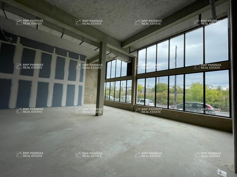 Flex in Bordeaux for sale - Interior Photo - Image 1 of 14