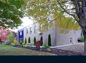 75 W Century Rd, Paramus, NJ à louer Photo du bâtiment- Image 2 de 14