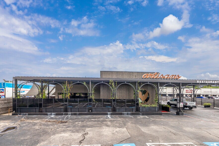 5745 Westheimer Rd, Houston, TX à vendre - Photo du bâtiment - Image 2 de 21