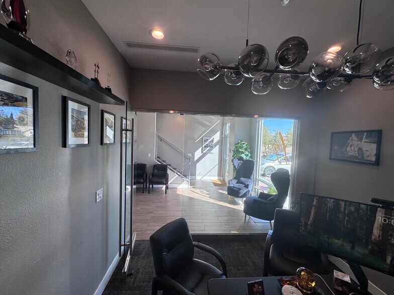 7336 W Post Rd, Las Vegas, NV à louer - Photo du bâtiment - Image 2 de 8