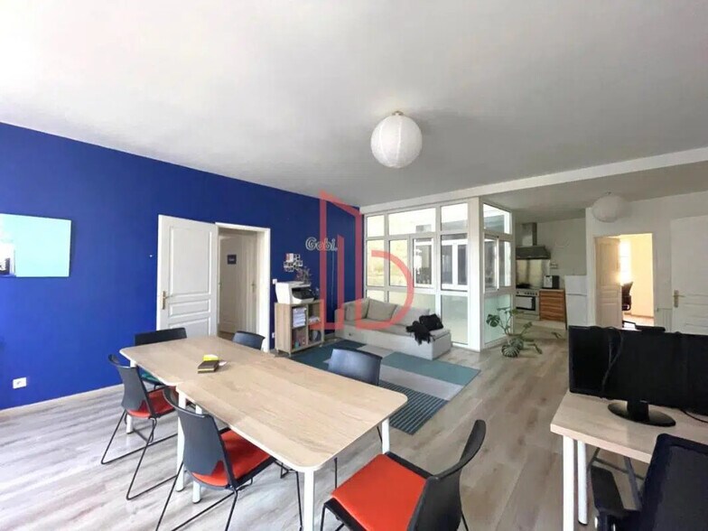 Office in Bordeaux for lease - Interior Photo - Image 1 of 8