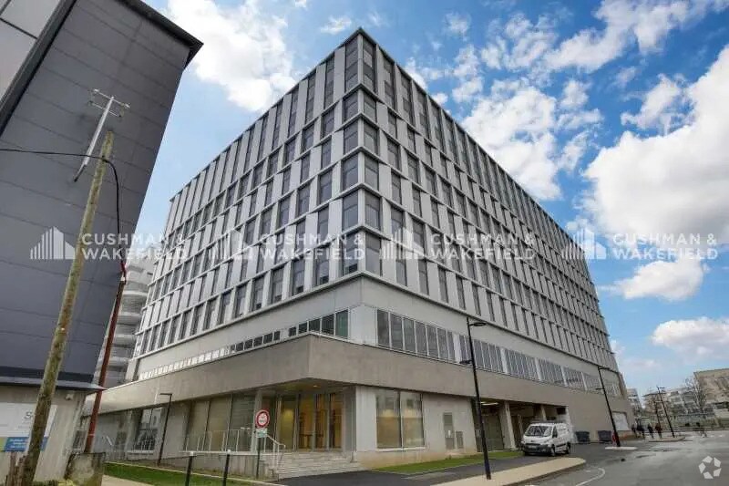 1 Avenue Des Prés, Montigny-le-Bretonneux à louer - Photo du bâtiment - Image 2 de 3