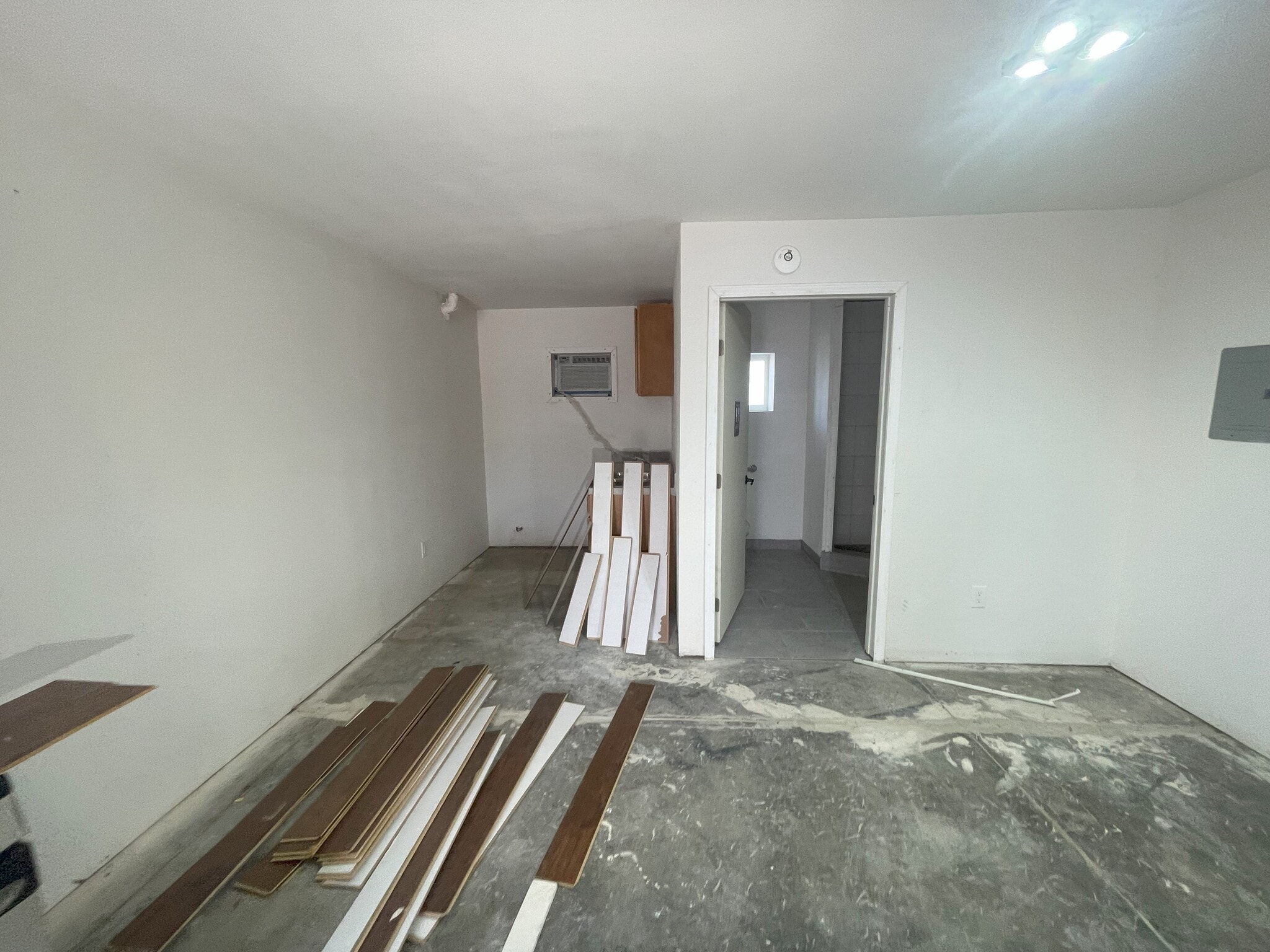 16899 Lakeshore Dr, Lake Elsinore, CA for lease Interior Photo- Image 1 of 3