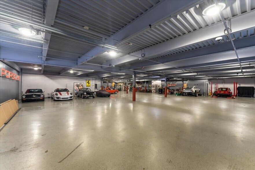 85 Pine Hollow Rd, Oyster Bay, NY à louer - Photo du bâtiment - Image 2 de 11