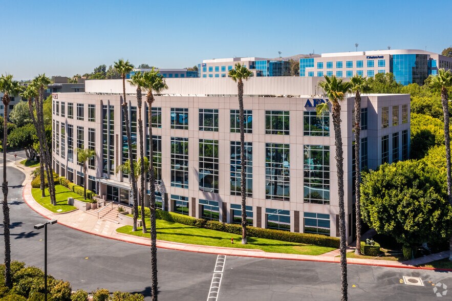 10 Pointe Dr, Brea, CA à louer - Photo du bâtiment - Image 2 de 6