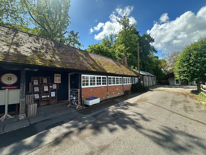 Thame Rd, Long Crendon à louer - Photo du bâtiment - Image 2 de 21