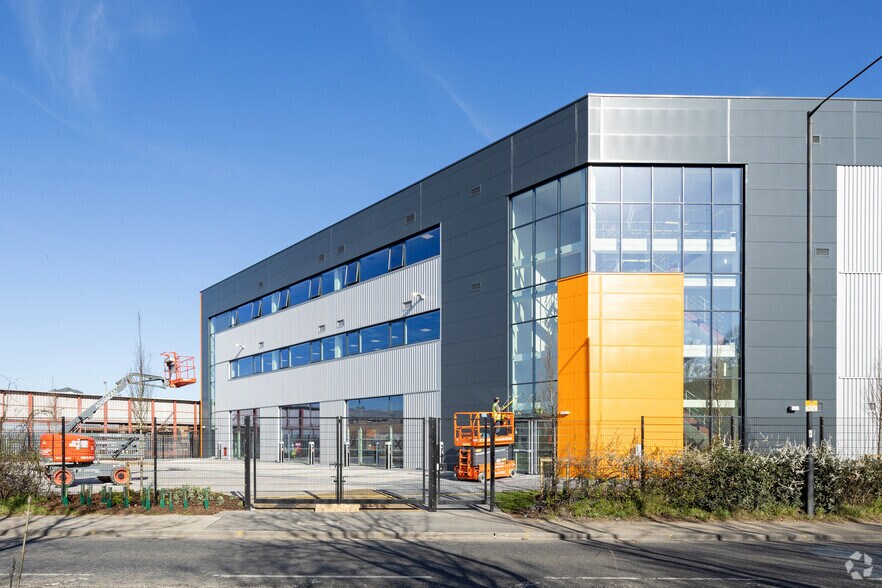 73 Mollison Av, Enfield for lease - Building Photo - Image 3 of 3