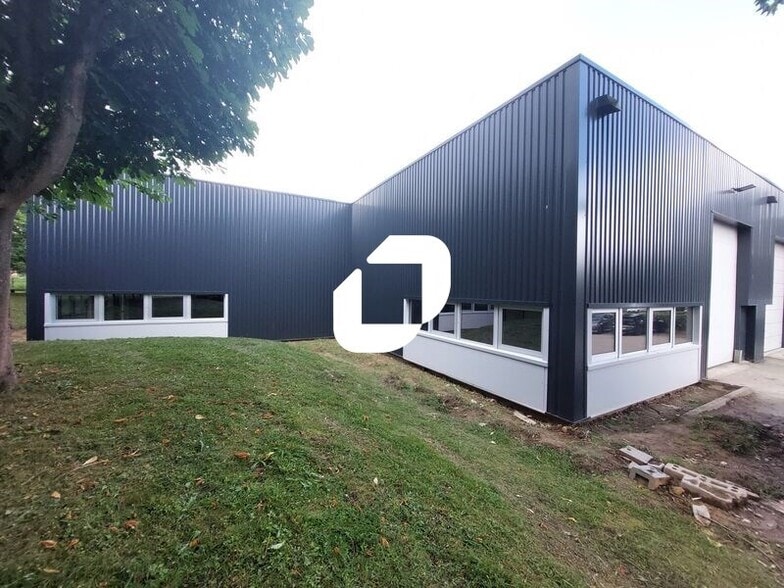 Flex in Trappes for lease - Building Photo - Image 2 of 10