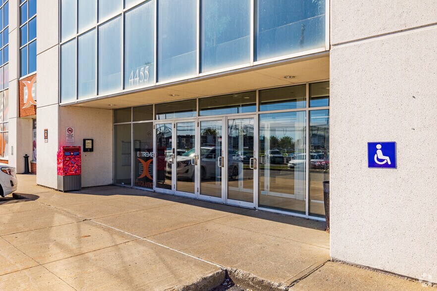 4451-4479 Laval Aut W, Laval, QC à louer - Photo du bâtiment - Image 3 de 3
