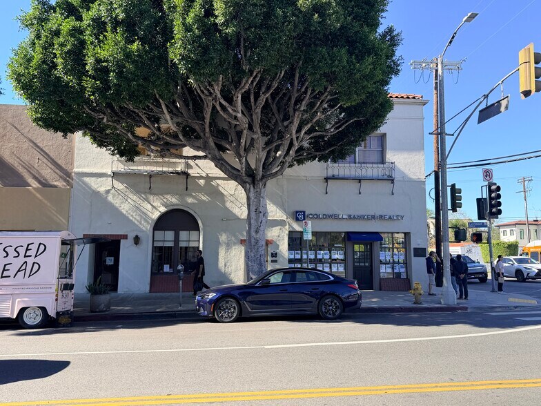 251 N Larchmont Blvd, Los Angeles, CA à louer - Photo du bâtiment - Image 3 de 14