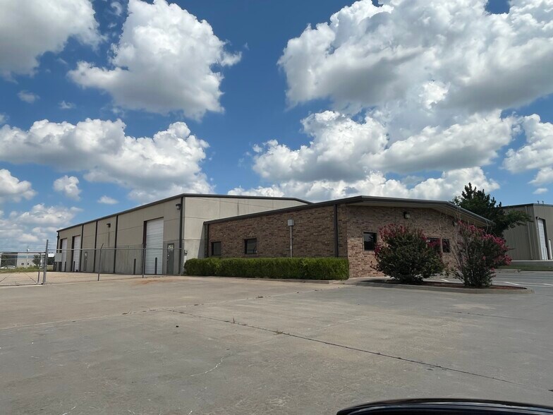 3140 Melcat Dr, Oklahoma City, OK for lease - Building Photo - Image 3 of 8