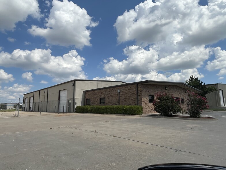 3140 Melcat Dr, Oklahoma City, OK à louer - Photo du bâtiment - Image 3 de 8