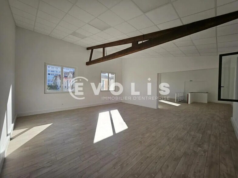 Office in Cachan for lease - Building Photo - Image 3 of 14