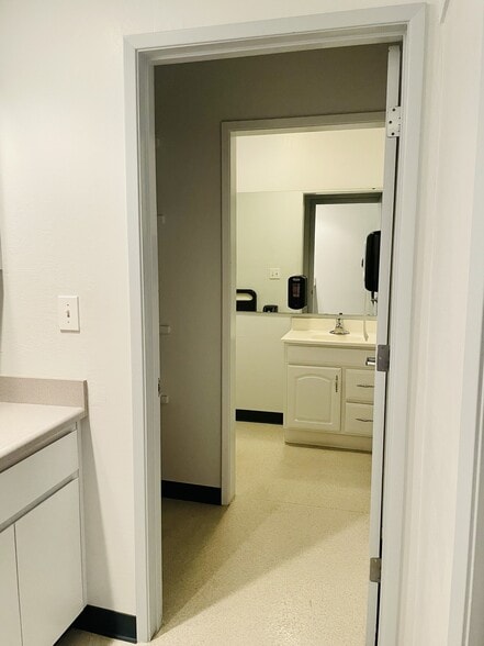 321 5th St, Hollister, CA for lease - Interior Photo - Image 3 of 22