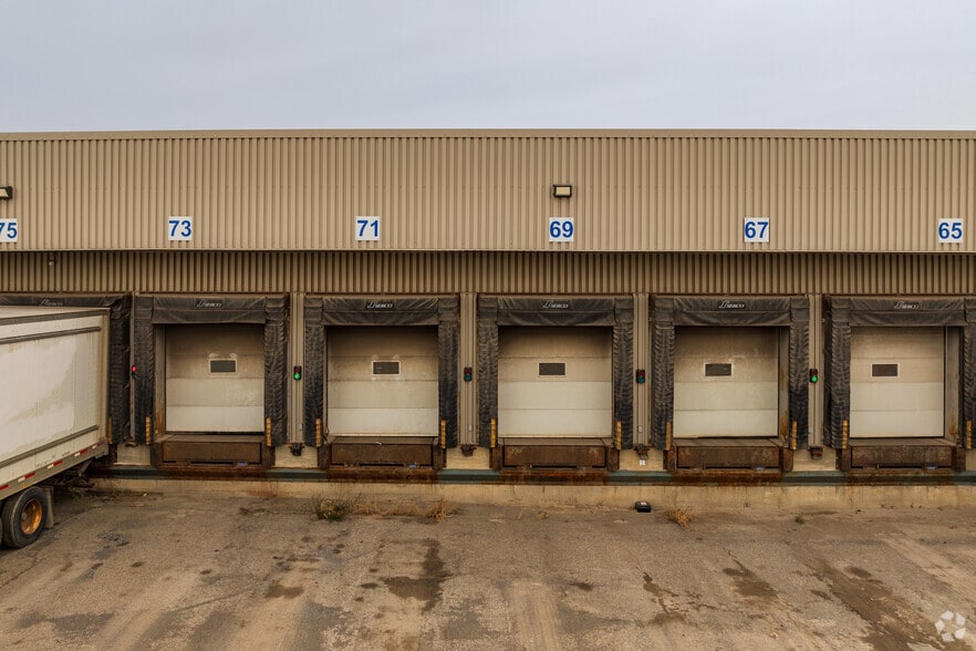 12321-12329 Boul Métropolitain E E, Montréal, QC à louer - Photo du bâtiment - Image 3 de 5