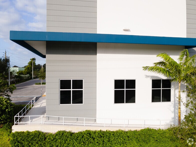 3303 SW 12th Ave, Fort Lauderdale, FL à louer - Photo du bâtiment - Image 3 de 6