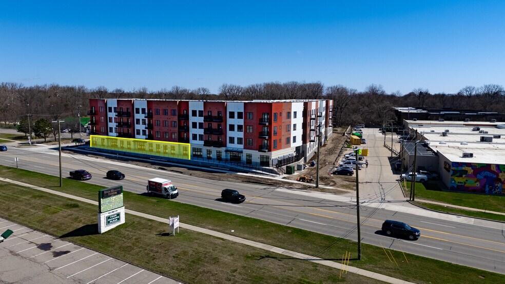 43700 Van Dyke Ave, Sterling Heights, MI à louer - Photo du bâtiment - Image 2 de 7