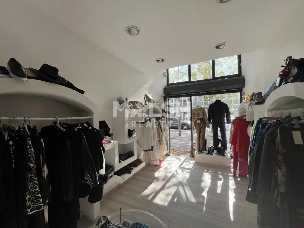 Retail in Lyon for lease Interior Photo- Image 1 of 5