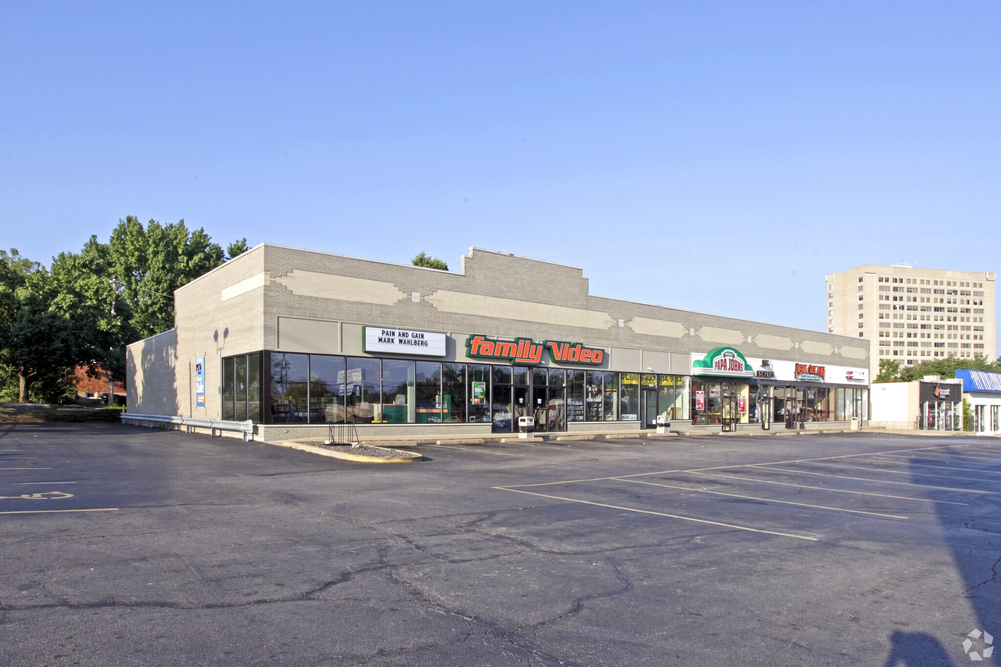 10460-10468 Saint Charles Rock Rd, Saint Ann, MO à louer Photo principale- Image 1 de 4