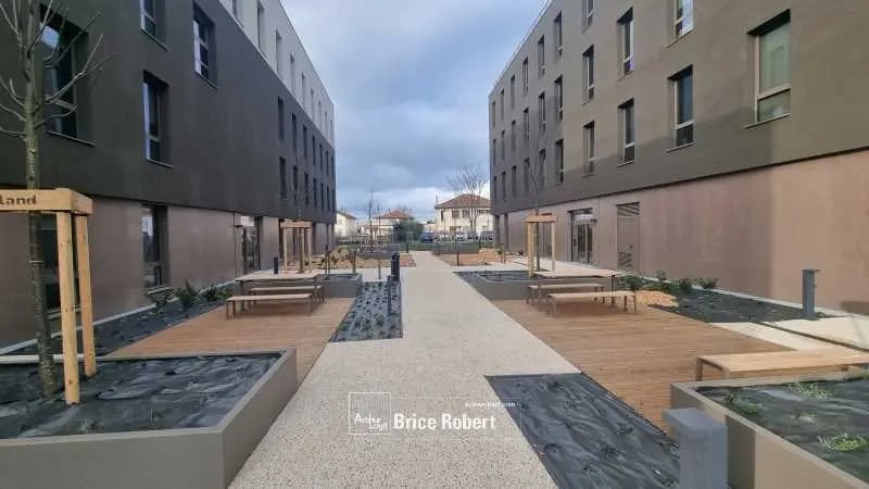 Bureau dans Décines-Charpieu à louer - Photo du bâtiment - Image 2 de 5