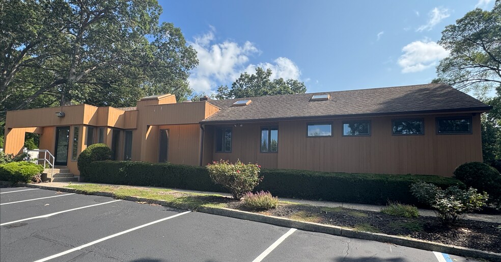 335 Terry Rd, Smithtown, NY à louer - Photo du bâtiment - Image 3 de 9