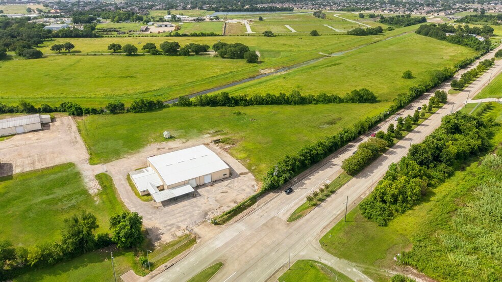 Office/Warehouse Campus w/ Surplus Land portefeuille de 2 propriétés à vendre sur LoopNet.ca - Photo du bâtiment - Image 2 de 9