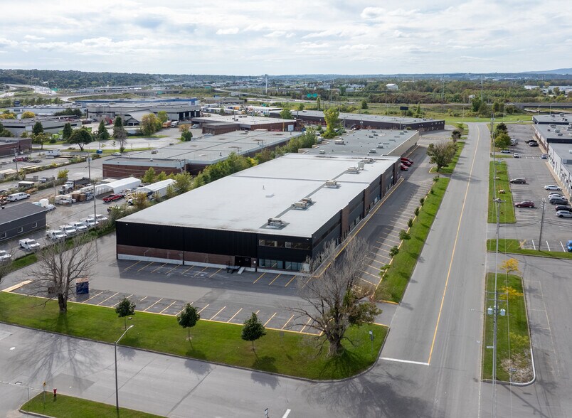 2181-2211 Rue Léon-Harmel, Québec, QC à louer - Photo du bâtiment - Image 2 de 6