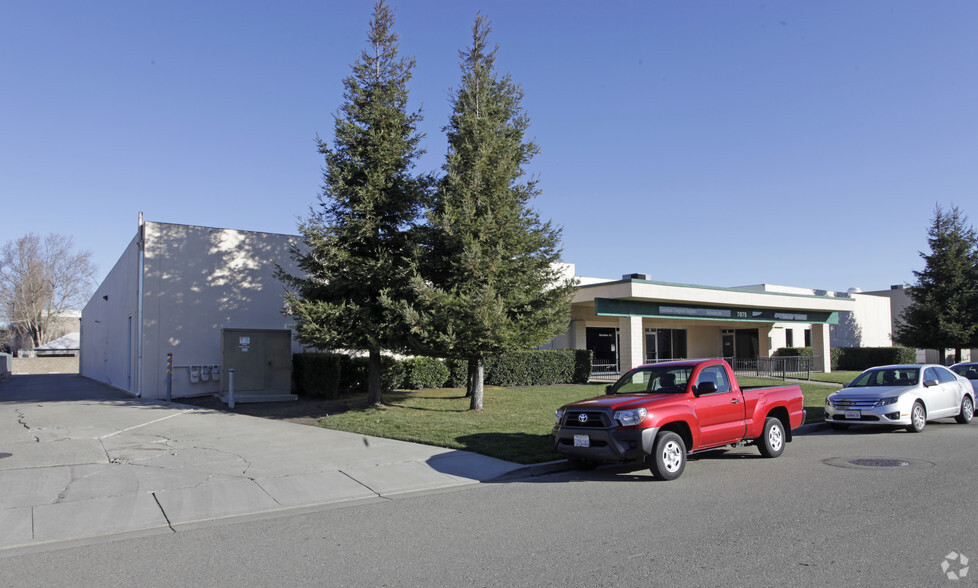 7075 Commerce Cir, Pleasanton, CA for lease - Primary Photo - Image 1 of 9