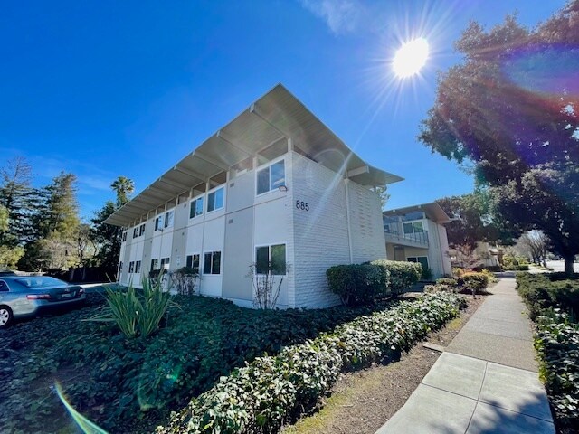 885 N San Antonio Rd, Los Altos, CA à louer - Photo du bâtiment - Image 1 de 4