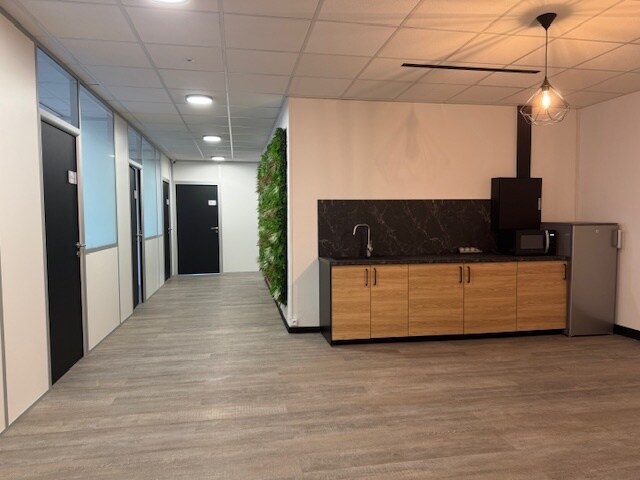8 Rue Henri Becquerel, Rueil-Malmaison à louer - Photo du bâtiment - Image 3 de 9