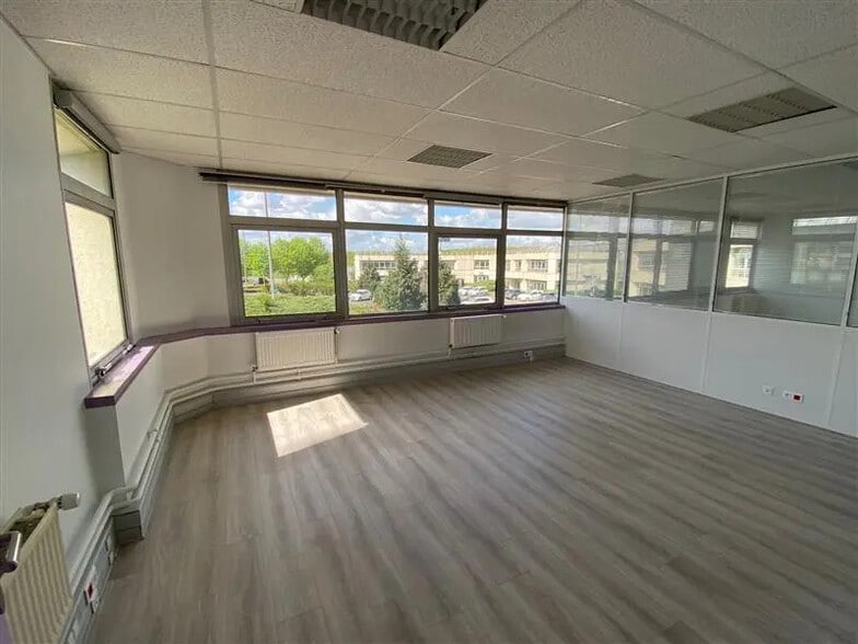 Office in Roissy-en-France for lease - Interior Photo - Image 3 of 5