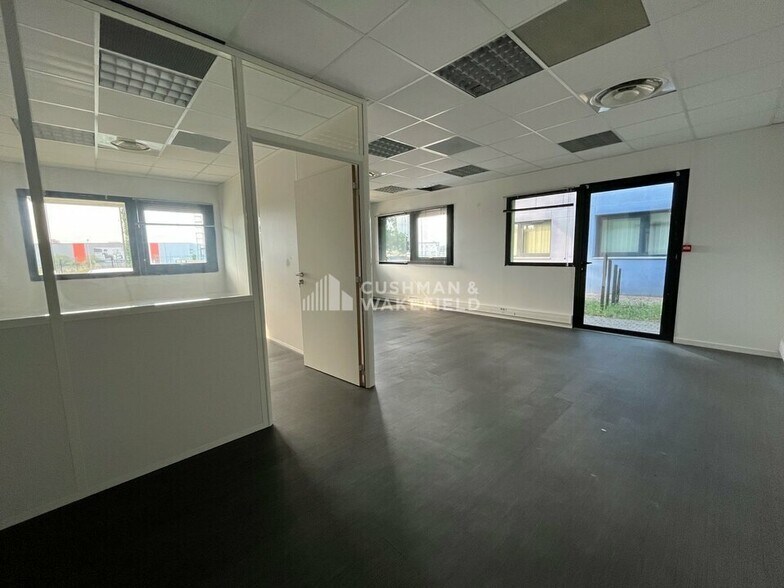 Office in Canéjan for lease - Interior Photo - Image 2 of 4
