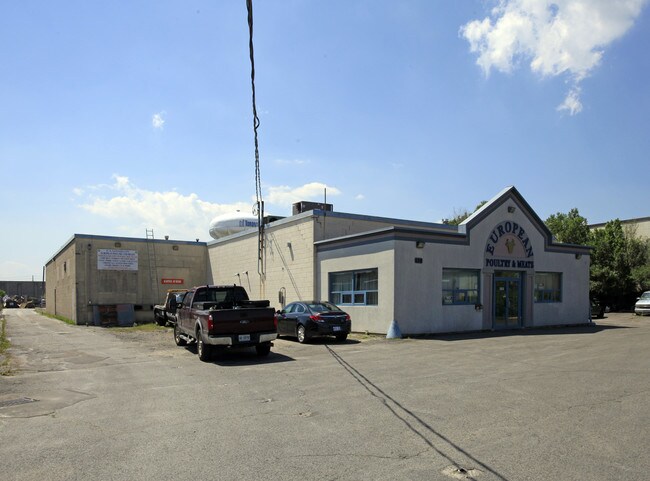 Plus de détails pour 130 Manville Rd, Toronto, ON - Industriel à vendre