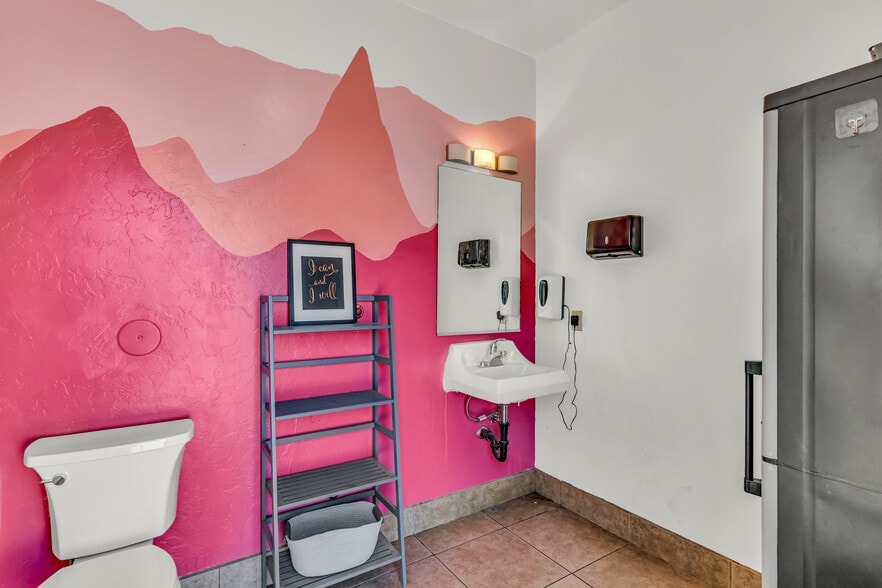 580 W Ventura St portefeuille de 2 propriétés à vendre sur LoopNet.ca - Vidéo aérienne - Image 2 de 4