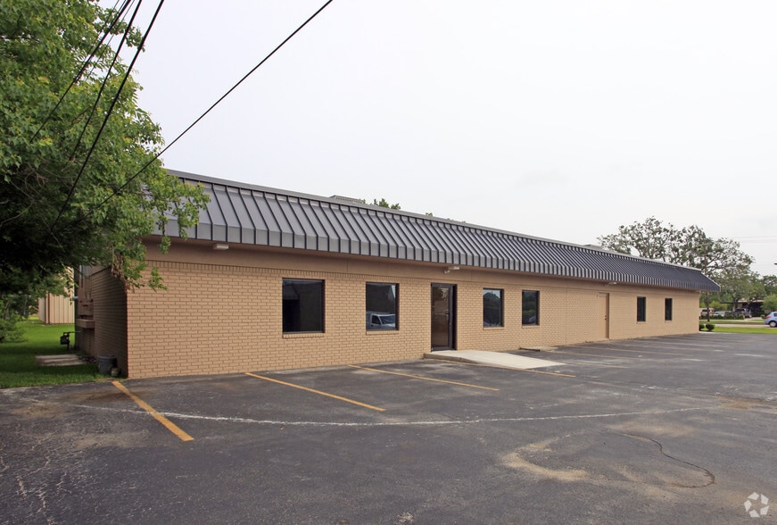 2010 Broadway St, Pearland, TX for lease - Building Photo - Image 2 of 3