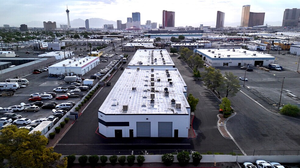 3021 S Valley View Blvd, Las Vegas, NV à louer - Photo du bâtiment - Image 3 de 6