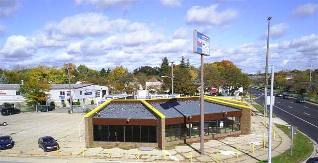 877 E Eight Mile Rd, Hazel Park, MI à louer Photo principale- Image 1 de 4