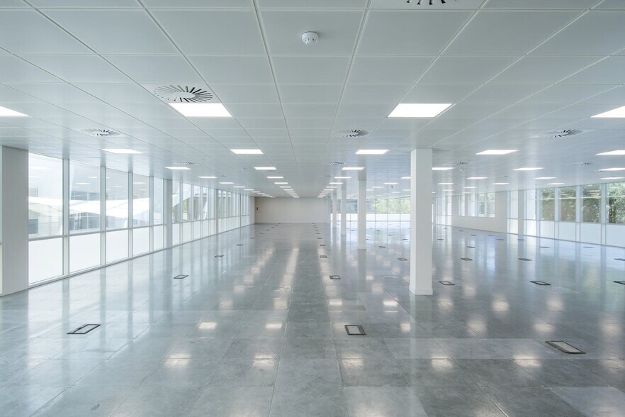 17 Bartley Way, Hook à louer - Photo du bâtiment - Image 2 de 13